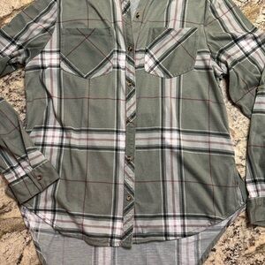 Daytrip Womens Green Plaid 100% Polyester Button Shirt.
